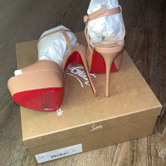 Christian Louboutin Patent Nude 38 worn for 2 hours - Picture 2 of 7